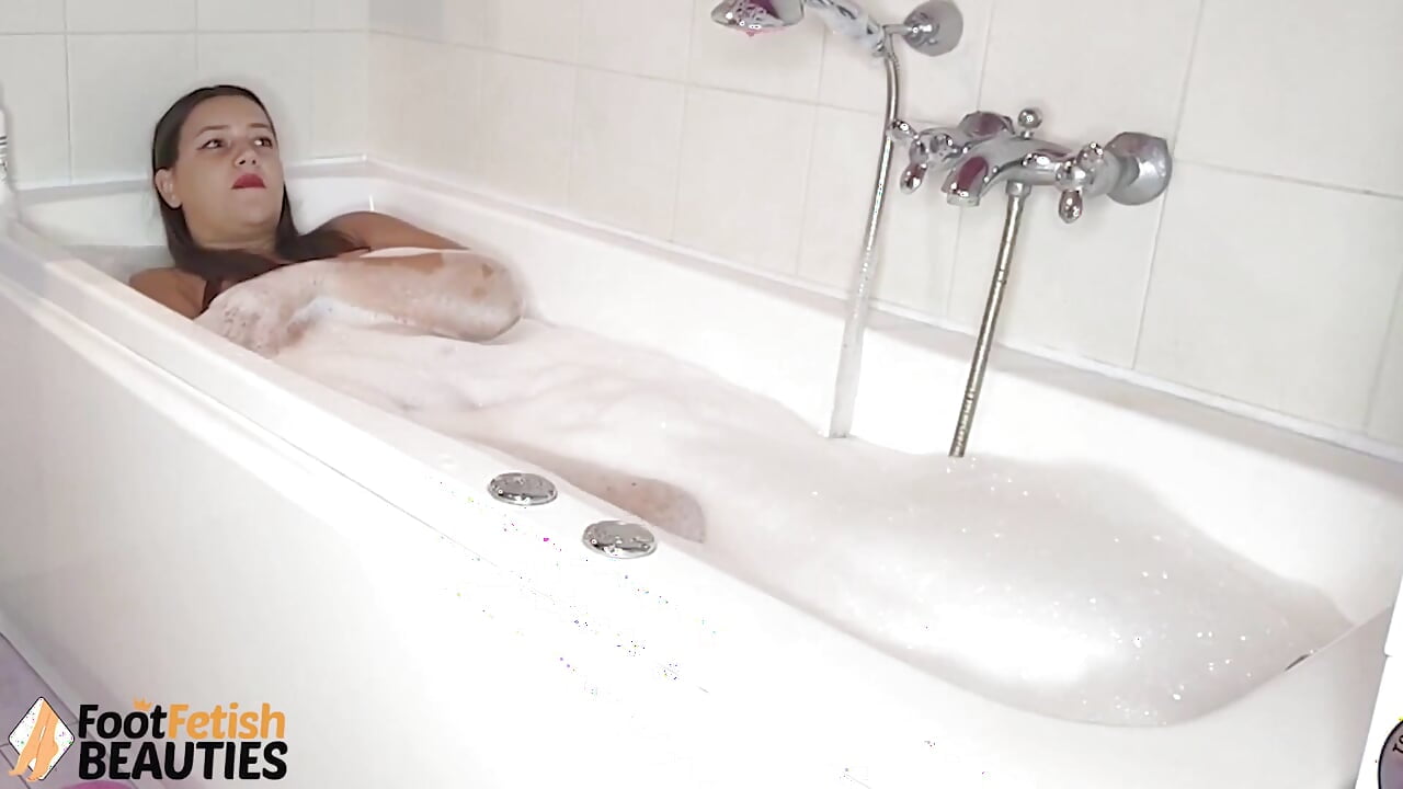Super-hot Bombshell Dexye Takes a Bath and Flaunts Her Sexy Feet