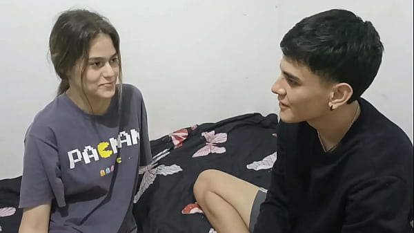 Una rica cogida con mi timida hermanastra mientras ordena el armario de mi padrastro. hg