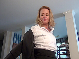American Business Woman Strips Naked And Shows Off Her Saggy Tits And Shaved Mature Pussy – MatureNl