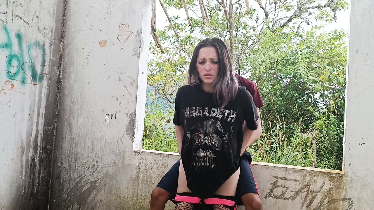 WE GO TO AN ABANDONED HOUSE TO FUCK WITHOUT ANYBODY SEEING US