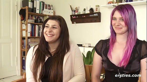 Ersties – Julie und Maria fingern sich gegenseitig ihre zarten und nackten Muschis