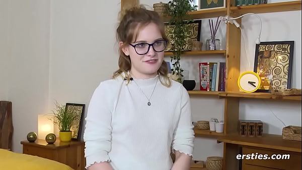 Ersties: Luna verwöhnt ihre rasierte Muschi mit Dildo und Vibrator