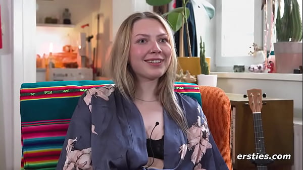 Ersties – Songschreiberin Nelio aus Berlin masturbiert in ihrem WG-Zimmer