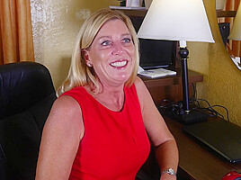 Sexy Mother With Glasses And Horny Feet And A Small Pussy – MatureNl